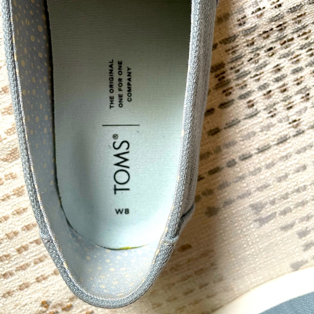 Toms Avalon shoe in a size 8W